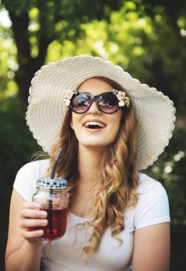 Limonatalı güzel bir kadın. 