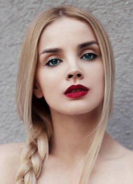 Genç güzel sarışın kadın poz