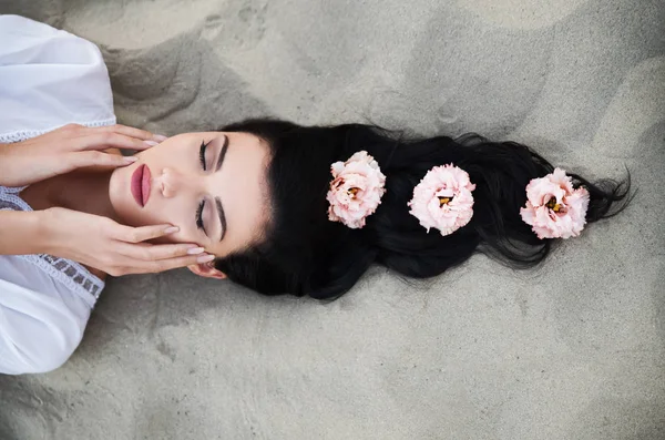 Ung Vacker Kvinna Liggande Sand — Stockfoto