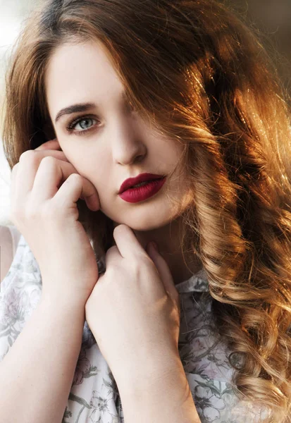 genç güzel kadın kılığında 