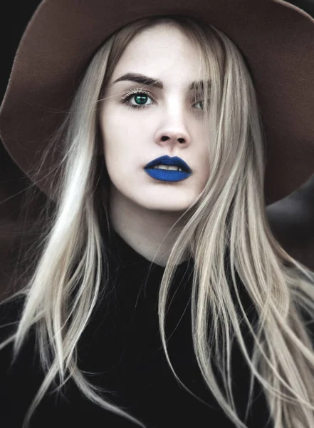 Retrato Mujer Joven Con Lápiz Labial Azul — Foto de Stock