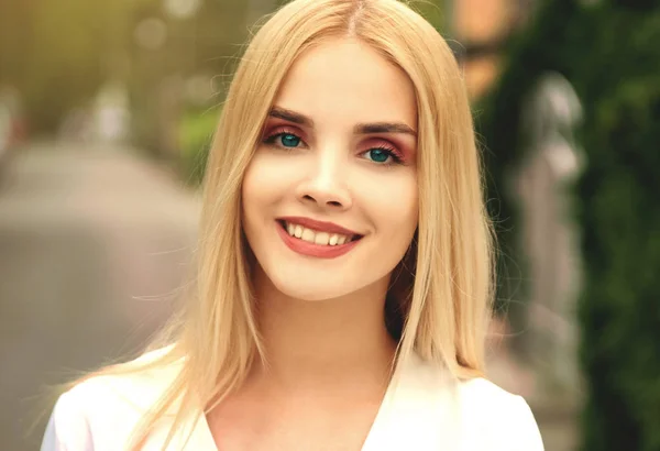 Young Beautiful Blonde Woman Posing — Stock Photo, Image