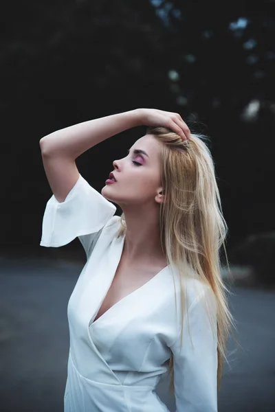 Jeune Belle Femme Blonde Posant — Photo