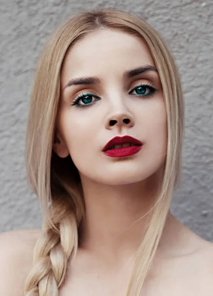 Unga Vackra Blonda Kvinnan Poserar — Stockfoto