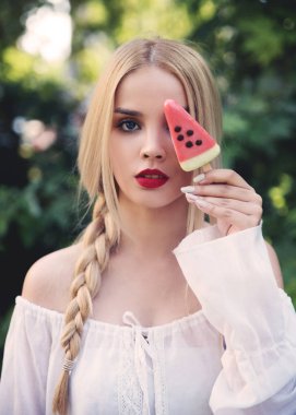 dondurma ile genç kadının portresi 