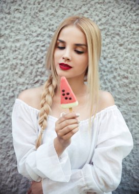 dondurma ile genç kadının portresi 