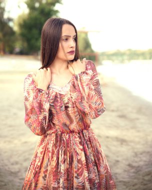 Sahilde poz veren genç kadının portresi 