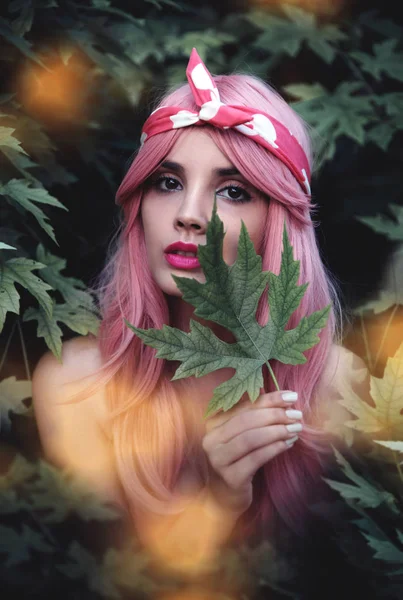 Porträtt Ung Kvinna Poserar Med Löv — Stockfoto