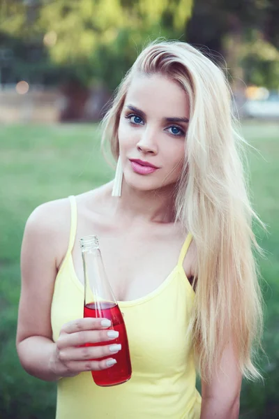 Giovane Donna Possesso Bottiglia Nel Parco — Foto Stock