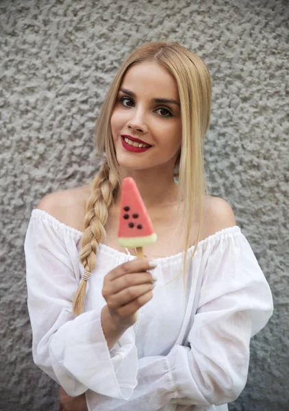 Retrato Mujer Joven Con Helado — Foto de Stock