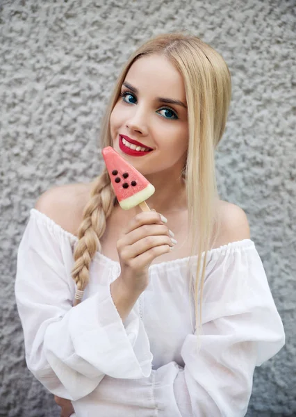 冰淇淋的年轻女人的肖像 — 图库照片