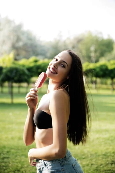 Retrato Mujer Joven Con Helado — Foto de Stock