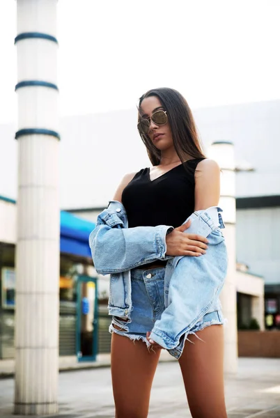 Retrato Mujer Joven Gafas Sol Posando — Foto de Stock