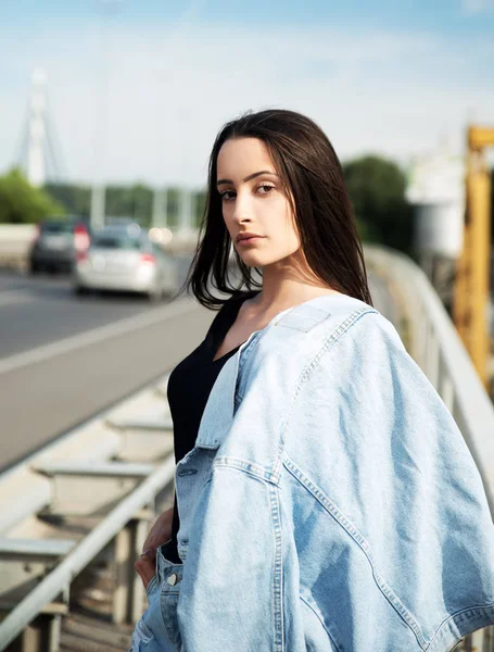 Porträt Einer Jungen Frau Die Auf Brücke Posiert — Stockfoto