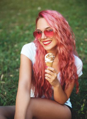 güzel genç kadın dondurma yeme poz 