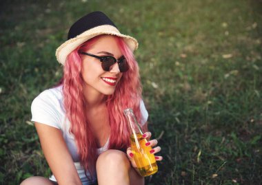 Parkta limonata içen genç kadının portresi 