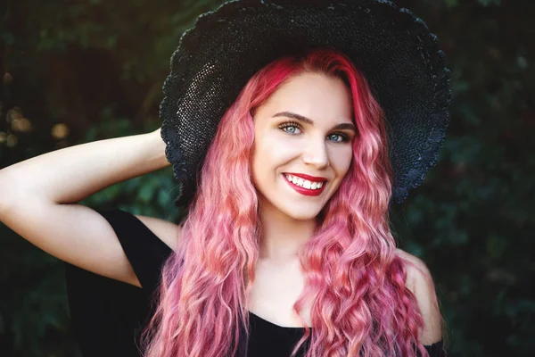 年轻女子的肖像与粉红色的头发摆姿势 — 图库照片
