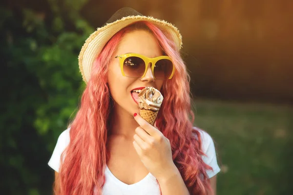 Красивая Молодая Женщина Позирует Мороженое — стоковое фото