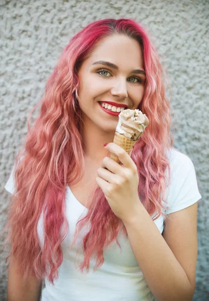 Belle Jeune Femme Posant Manger Crème Glacée — Photo