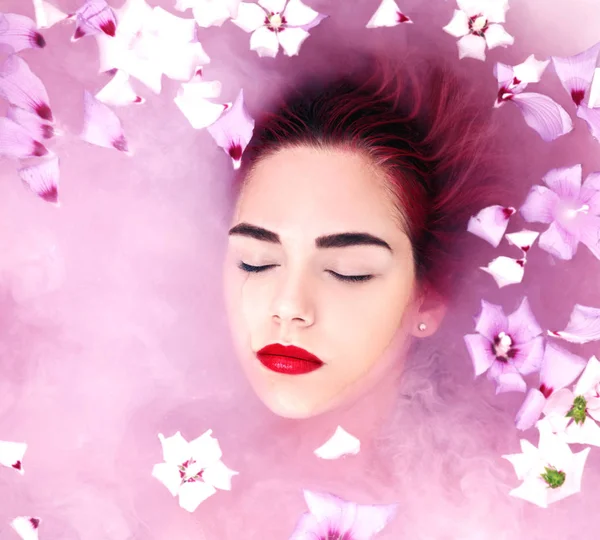 Retrato Una Joven Posando Baño Con Flores — Foto de Stock