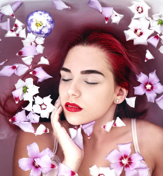 Retrato Una Joven Posando Baño Con Flores — Foto de Stock