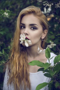 Ağaçta poz veren güzel bir kadın.