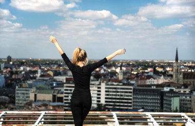 Şehre bakan güzel bir kadın 