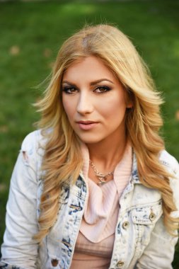 Yeşil çimenlerin üzerinde poz genç güzel kadın 