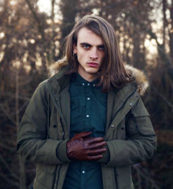 Parka poz genç adam portresi 