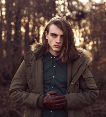 Parka poz genç adam portresi 