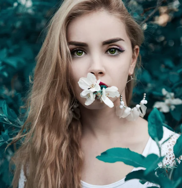 Jovem Bela Mulher Posando Árvore — Fotografia de Stock