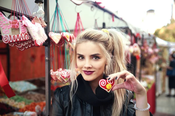 Jeune Belle Femme Avec Des Bonbons — Photo