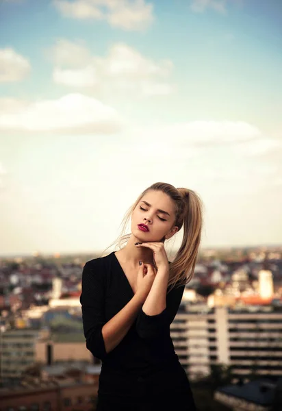Junge Schöne Frau Posiert Auf Städtischem Hintergrund — Stockfoto