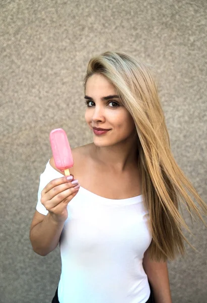 Молода Красива Жінка Тримає Морозиво — стокове фото