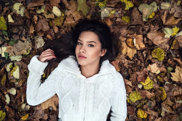 Young Beautiful Woman Lying Leaves — Stock Photo, Image