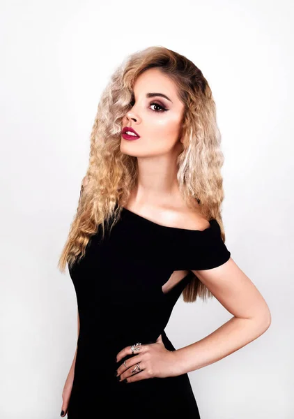 Young Beautiful Woman Curly Hair Posing Studio — 스톡 사진