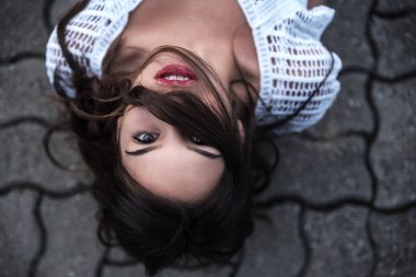 Genç, güzel bir kadın poz veriyor. 