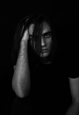 Siyah beyaz poz veren genç adamın portresi 