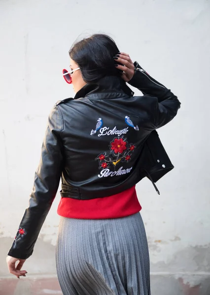 Genç ve güzel bir kadın şehirde poz veriyor. 