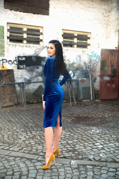 Junge Schöne Frau Posiert Auf Der Straße Der Stadt — Stockfoto
