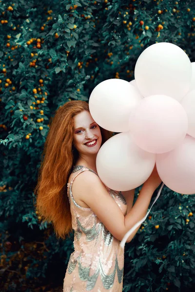 Ung Vacker Kvinna Med Ballonger Poserar City Street — Stockfoto