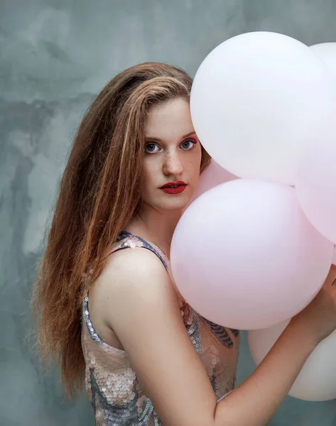 Jovem Mulher Bonita Com Balões Posando Rua Cidade — Fotografia de Stock