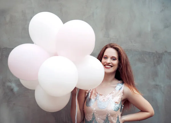 Ung Vacker Kvinna Med Ballonger Poserar City Street — Stockfoto
