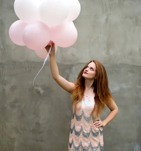 Ung Vacker Kvinna Med Ballonger Poserar City Street — Stockfoto