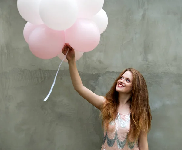 Ung Vacker Kvinna Med Ballonger Poserar City Street — Stockfoto