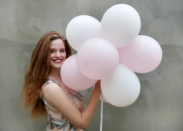 Ung Vacker Kvinna Med Ballonger Poserar City Street — Stockfoto