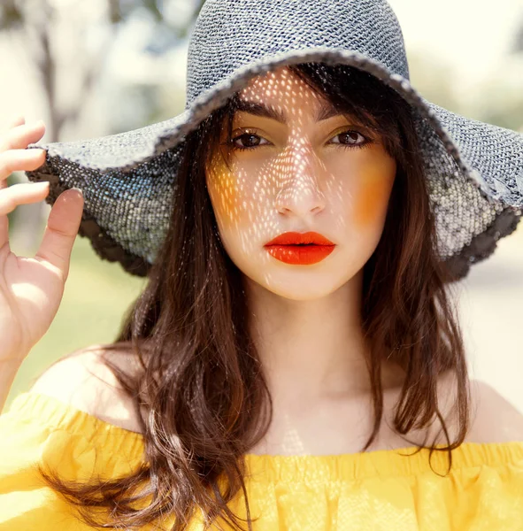 Joven Hermosa Mujer Sombrero Posando — Foto de Stock