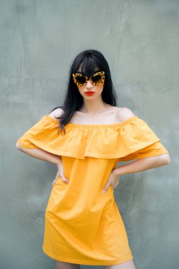 genç güzel kadın kılığında 