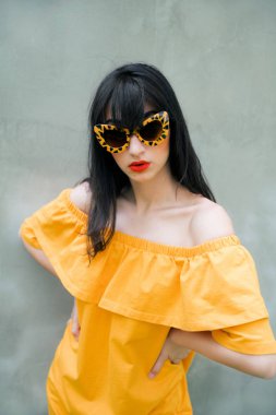 genç güzel kadın kılığında 