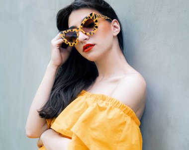 genç güzel kadın kılığında 